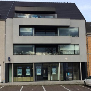 Gevelbekleding en deuromlijsting